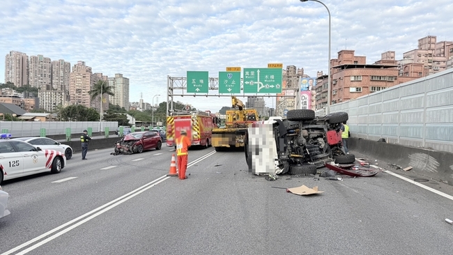 國1汐止段故障車遭撞翻　車內母子受困獲救送醫 | 華視新聞