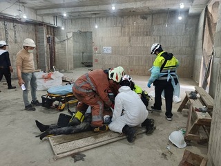 竹市工地電梯井工程意外　移工7樓掉落B1命危