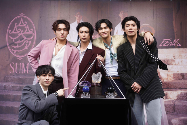 男團FEniX台北辦簽唱會　千名粉絲等候簽名 | 華視新聞