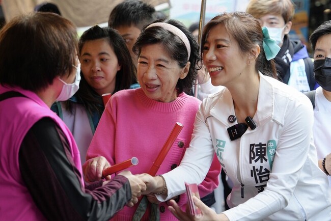 陳佩琪陪陳怡君新北中和拜票　發放春聯拜早年 | 華視新聞