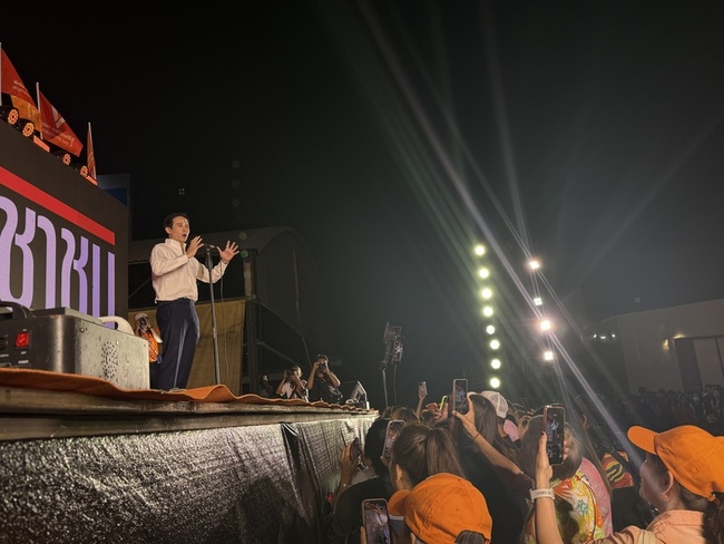 泰國政治明星皮塔回歸造勢場合　為人民黨站台助選 | 華視新聞