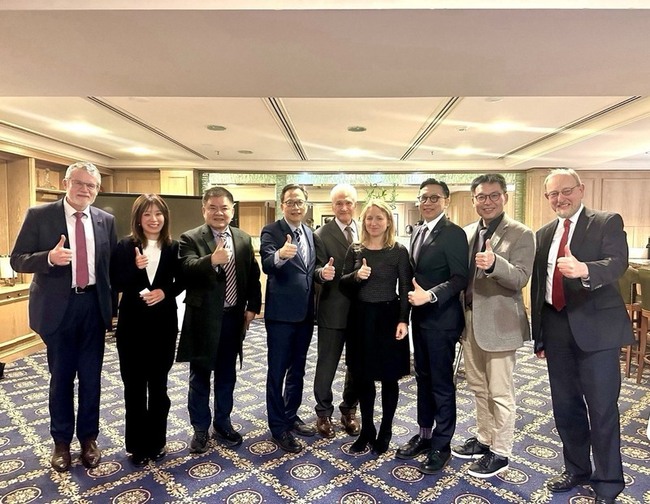 柏林政治科技高峰會  台跨黨派立委分享台灣經驗 | 華視新聞