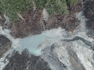 馬太鞍溪堰塞湖湖水幾見底 壩體降挖階段任務完成