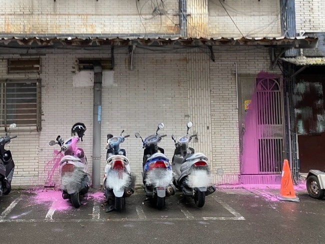 北市知名潤餅店遭潑漆　男疑因感情糾紛洩憤遭逮 | 華視新聞