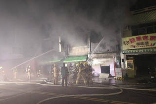 台南新營連棟店面火災　延燒兩側鄰戶幸未釀傷亡