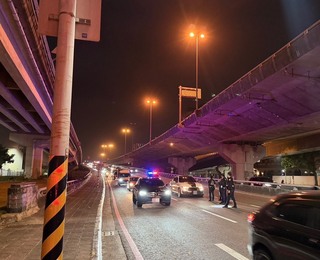 車輛拒檢逃逸　高市警朝輪胎開15槍追緝中