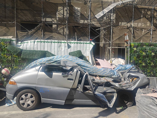 彰化溪湖工地板材高樓墜落砸車　幸無人傷亡