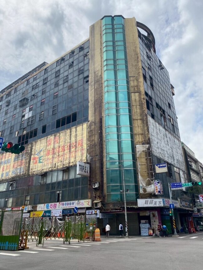 桃園中壢財神大樓沒落如廢墟　產權持分多都更停滯 | 華視新聞