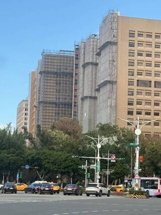 台大醫學院施工外牆火警　自行撲滅無人傷