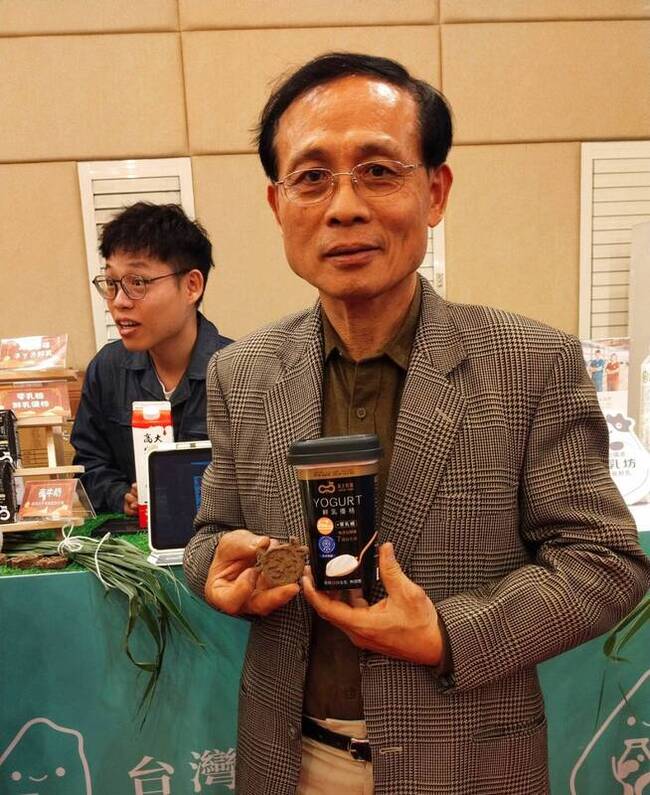 酪農創新永續  牛糞利用蚯蚓脫臭製成天然蚊香 | 華視新聞