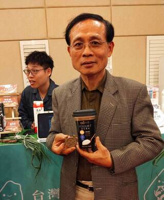 酪農創新永續  牛糞利用蚯蚓脫臭製成天然蚊香