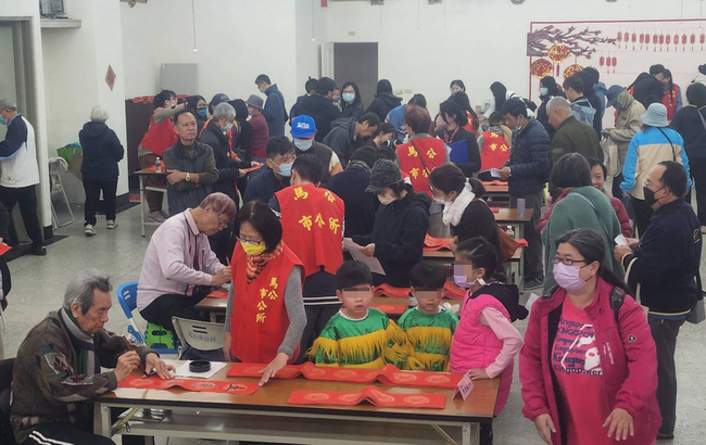 澎湖書法學會揮毫列車啟動 1200副春聯馬公索取一空 | 華視新聞