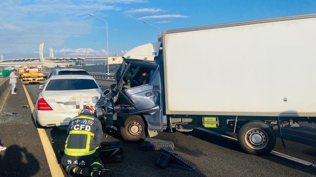 國1北上台中路段5車連環撞  貨車駕駛受困被救出 | 華視新聞