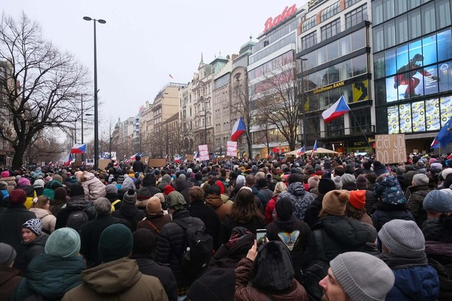 捷克總統指控外交部長政治勒索　8萬人上街支持總統 | 華視新聞