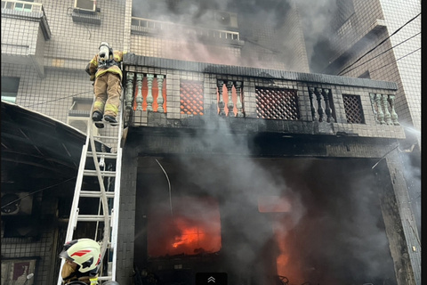 台南西港透天厝火警 屋內大量雜物燃燒幸無傷亡