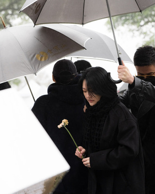 大S逝世1週年雕像揭幕　具俊曄、小S拭淚追思