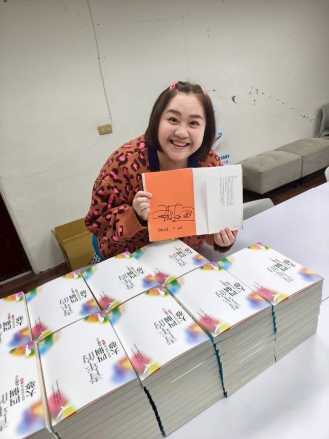 鍾欣凌回紙風車做公益　讓孩子踏上藝術第一哩路 | 華視新聞