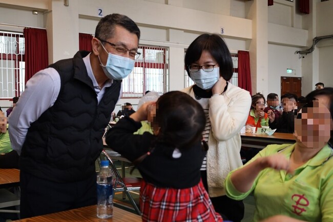 春節將屆台中女監多場懇親　收容人與家屬相擁而泣 | 華視新聞