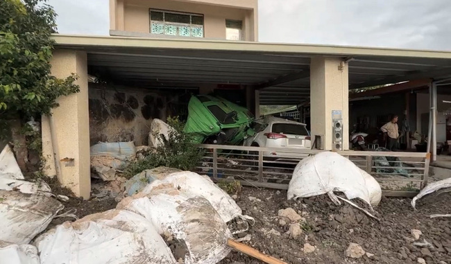 台東拖板車失控撞民宅　36歲駕駛重傷身亡 | 華視新聞