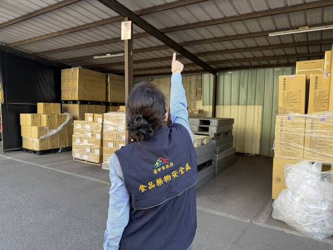 手搖飲原物料商糖漿奶精堆放戶外　中市府稽查改善 | 華視新聞