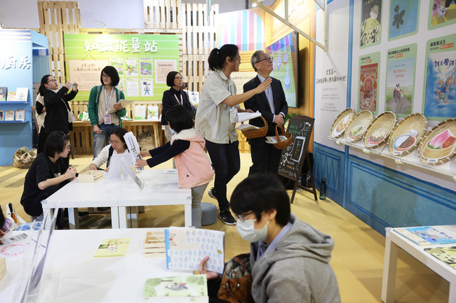 台北國際書展第2天　李遠持續逛「一直買」 | 華視新聞