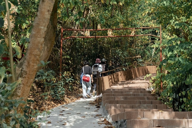 嘉市蘭潭好漢坡323階　裝置藝術「大白熊」陪慢遊 | 華視新聞