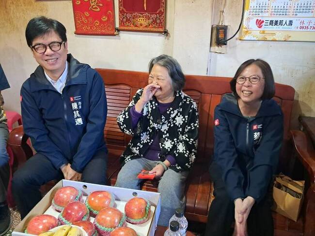 陳其邁訪獨居長輩　市府春節前夕贈3600份禮盒 | 華視新聞