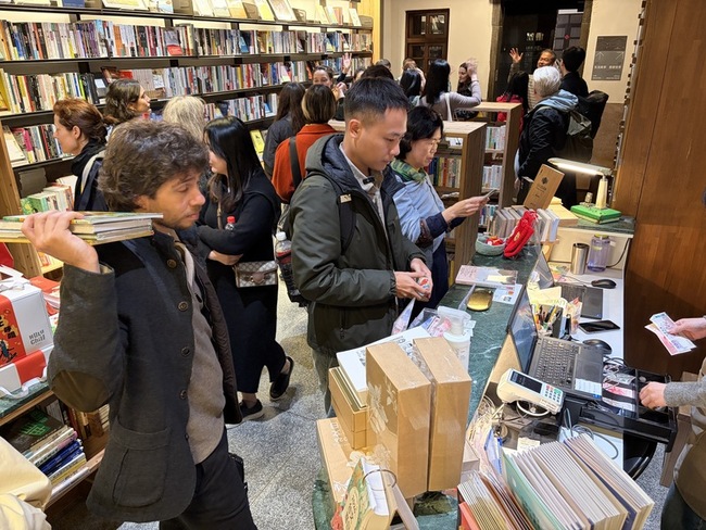 文策院帶國際買家逛台北書展　20國30出版人報到 | 華視新聞