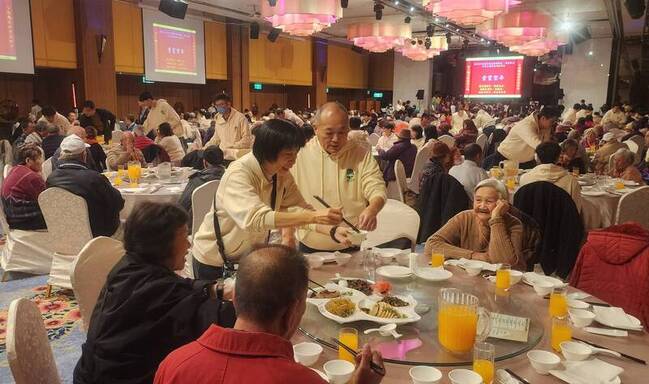 台電關懷長者公益活動  澎湖獨老提前圍爐過好年 | 華視新聞