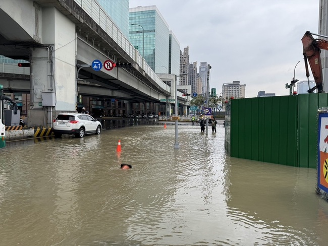 新北大道天橋工程挖破水管　嚴重積水待搶修 | 華視新聞
