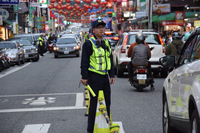 因應春節連假車潮　花蓮警疏導並設QR Code查路況 | 華視新聞
