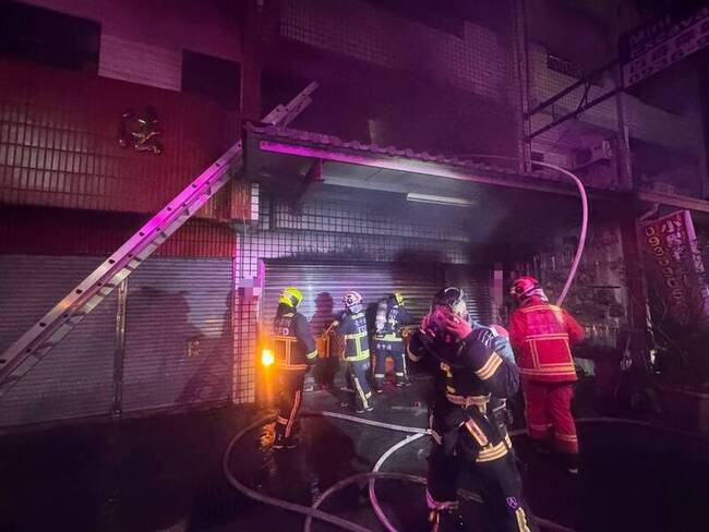 台中東勢民宅凌晨火警　消防陽台救出3人 | 華視新聞