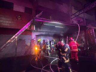 台中東勢民宅凌晨火警　消防陽台救出3人