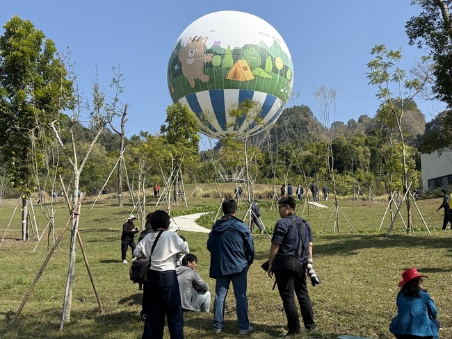南投九九峰氦氣球樂園啟用　升空賞美景壯麗山巒 | 華視新聞
