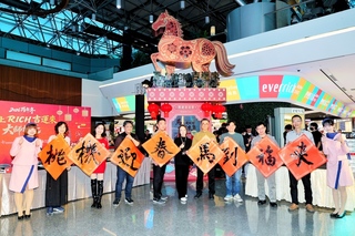 桃機免稅店揮毫送春聯 外籍旅客盼與親友分享喜悅