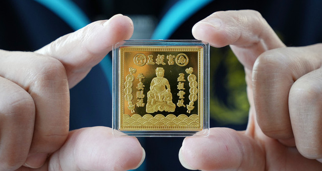 不是發圓形錢母　竹南五穀宮年初一發方形限量無事牌 | 華視新聞