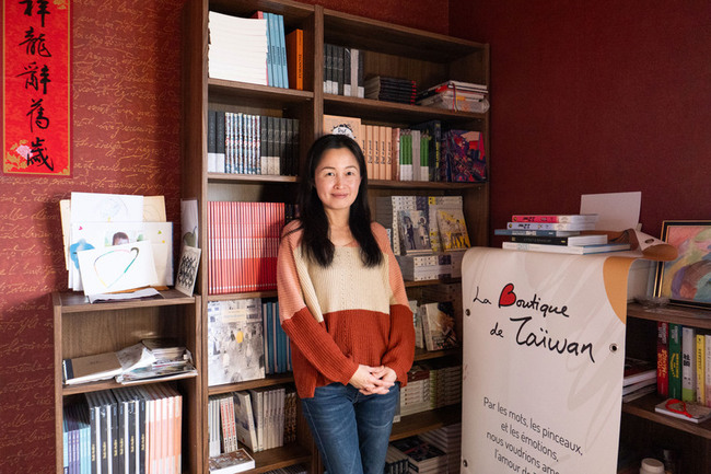 將台漫送到法國人眼前  李旻諭以游擊書攤建橋梁 | 華視新聞