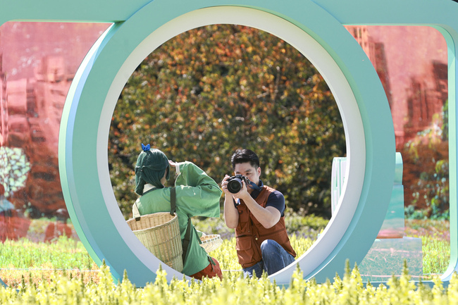 蔣萬安化身攝影師　攜手Coser推廣古亭花海 | 華視新聞