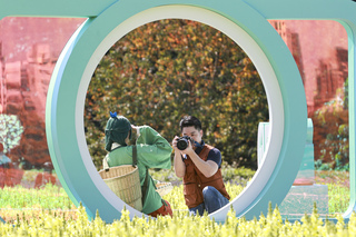 蔣萬安化身攝影師　攜手Coser推廣古亭花海