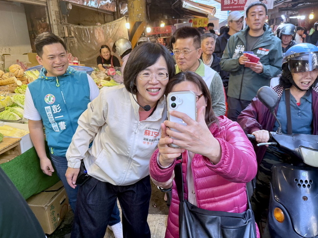 新北市長選舉爭支持　蘇巧慧、黃國昌市場花市拜票 | 華視新聞