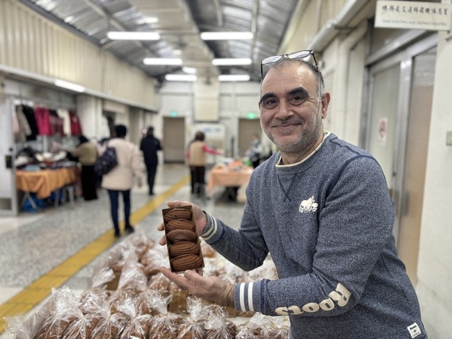法式甜點飄香公部門　法籍女婿顏羅傑傳承母親好味道 | 華視新聞
