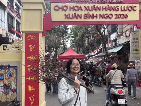 越南春節傳統必備鮮花盆栽  河內民眾搶購添年味