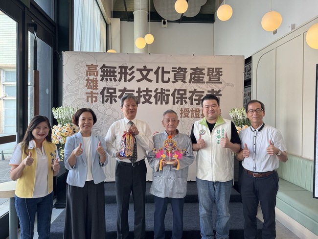從刺繡到戲偶盔帽　高雄新認定兩名文資保存者 | 華視新聞