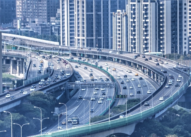 除夕上午國道流量大致正常　國1追撞事故3分鐘排除 | 華視新聞