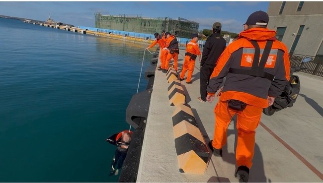 澎湖民眾港區活動不慎落海  海巡即時救援送醫 | 華視新聞