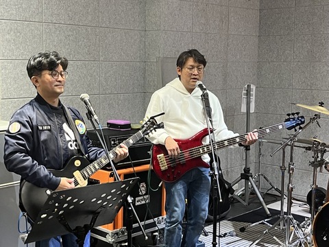 立委黃建賓與立院總務處長熱愛音樂 共組樂團飆歌