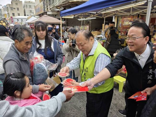 馬年百福具臻福袋討喜  民眾湧現爭相索取 | 華視新聞