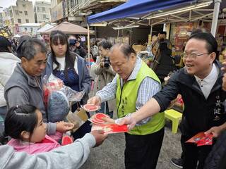馬年百福具臻福袋討喜  民眾湧現爭相索取