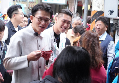 黃國昌初一參拜新北6廟 曝與李四川通話交換意見