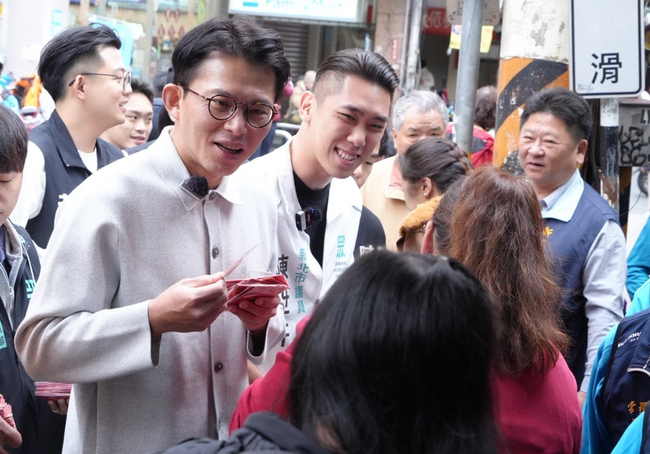 黃國昌初一參拜新北6廟　曝與李四川通話交換意見 | 華視新聞